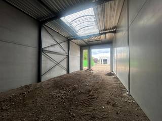 Deze kwalitatieve nieuwbouwunit (Unit 18) is gelegen in de Sarosstraat te Berlare en heeft een oppervlakte van 125,5 m².<br />De unit is geschikt voor diverse toepassingen zoals opslag, magazijn, productie en groothandel.<br /><br />De bedrijfsunit beschikt over een volledige vrije overspanning en is opgebouwd met duurzame materialen zoals een steeldeck dakconstructie, geïsoleerde buitenwanden en betonnen scheidingswanden. Verder is de unit uitgerust met een onderhoudsvriendelijke polierbetonvloer, een lichtstraat met RWA-koepel en een ruime sectionaalpoort van 4 meter breed en 4,5 meter hoog. Daarnaast is er ook een aparte inkomdeur met raampartij voorzien.<br /><br />Op technisch vlak is de unit volledig uitgerust met onder andere drijfkracht 40A, stadswater, internetaansluiting en aansluiting op een regenwater- en septische put. Ledverlichting en enkele stopcontacten worden standaard voorzien. Sanitair is eveneens mogelijk.<br /><br />Extra troeven:
<ul>
	<li>2 privatieve parkeerplaatsen inbegrepen</li>
	<li>extra parkingzone met laadpalen aanwezig op de site</li>
	<li>algemene brandcentrale aanwezig</li>
	<li>vlot bereikbaar</li>
	<li>Algemene kosten: €40/maand</li>
	<li>Beschikbaar vanaf 1 september 2026</li>
</ul>
Ideale bedrijfsunit voor ondernemers die op zoek zijn naar een moderne en functionele ruimte op een strategische locatie.
