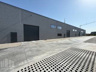 <strong>Gloednieuwe KMO-unit</strong> te huur met een oppervlakte van 1.418 m², gelegen te Evergem. De ligging zorgt voor een uitstekende bereikbaarheid, op slechts 1 km van de <strong>R4</strong>, en op 2,4 km naar de <strong>E34 </strong>Antwerpen/Knokke, met dus ook een vlotte verbinding met de westelijke kant van de Gentse Haven (Desteldonk - Oostakker - Lochristi).<br /><br />De KMO-unit heeft een <strong>vrije hoogte van 6,5 meter</strong> en is voorzien van een lichtstraat met rookluik, een polybetonvloer en is uitgerust met verlichting, basis elektriciteit en sanitair. De unit beschikt over een automatische sectionale poort en een afzonderlijke toegangsdeur. Aan de voorgevel bevinden zich tevens <strong>drie</strong><strong> raampartijen</strong>, ideaal voor het inrichten van een kantoor of sociale ruimte. Bovendien zijn de units <strong>uitbreidbaar </strong>door een voorziene opening, zo kan deze unit uitgebreid worden tot 918 of 1.418 m². <strong>Privatieve parkeerplaatsen</strong> voor de unit.<br /><br />Contacteer PANORAMA B2B voor bijkomende (technische) inlichtingen, plannen of een vrijblijvend plaatsbezoek <strong>0477 02 09 02</strong>.