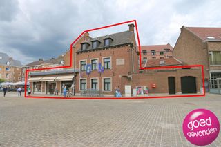 ZEER RUIM HANDELSPAND van 450 m² - UITZONDERLIJKE LIGGING OP DE GROTE MARKT - MET GARAGENeem een vliegende start met uw bedrijf of filiaal op deze...