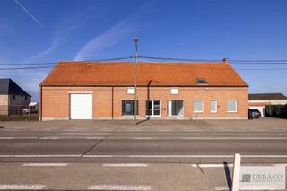 Deze woning is gelegen op een perceel van 8.837 m² en combineert ruimte met een mooi perceel weiland.<br /><br />Binnen in de woning word je verwelkomd in de inkomhal die toegang verleent tot de leefruimte, de keuken, de kelder, de traphal, de wasplaats & het aparte toilet. De leefruimte staat in directe verbinding met de keuken. Vervolgens krijgt u vanuit de keuken toegang tot de veranda. De veranda geeft toegang naar buiten en ook tot de naastgelegen praktische berging / wasplaats die zoals voordien vermeld ook een deur naar de inkomhal heeft waar de traphal naar de eerste verdieping zich bevindt. Naast de inkom ligt de garage met aanpalend een grote bergruimte. <br /><br />Op de eerste verdieping bevinden zich 3 slaapkamers, een badkamer, en een apart toilet. <br /><br />Aanpalend aan de woning ontdek je nog een grote polyvalente ruimte van 85m². Daarnaast bevat deze ruimte nog 2 burelen, een apart toilet, een opslagruimte & een garage. De grote polyvalente ruimte is rechtstreeks toegankelijk vanuit de straatkant & geeft ook toegang tot de tuin en is ideaal om als winkel, toonzaal, sportzaal, werkplaats, hobbyruimte of atelier in te richten. De volledige bovenverdieping van de polyvalente ruimte & opslagruimte kan benut worden om zaken te stockeren.<br /><br />Rechts van de woning loopt een wegenis van 3 meter breed naar achteren.<br />Achteraan bevindt zich een magazijn van 500m², ideaal als opslagruimte.<br /><br />De woning is omgeven door een prachtige tuin met agrarisch zicht en achteraan ideaal om helemaal tot rust te komen.<br /><br />Vooraan zijn er 2 putten (5.200 liter) stookolie aanwezig. De EPC-waarde bedraagt 1074 kWh/m² jaar (Renovatieplicht)!<br /><br />Troeven:<br />+ Toplocatie<br />+ Perceel van 8.837 m²<br />+ Ruime en aangename tuin, mogelijkheid tot wei voor dieren<br />+ 3 slaapkamers aanwezig<br />+ Magazijn / werkplaats aanwezig<br />+ Winkelruimte / bureauruimte aanwezig<br /><br />Interesse in deze woning met magazijn in Herenthout?<br />Wees er snel bij en contacteer ons via: info@debaco.be of bel ons op 014/73.77.77 voor een bezoek ter plaatse!
