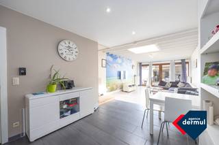 Op zoek naar een sfeervolle gezinswoning in een rustige buurt? Deze recent gerenoveerde rijwoning met 3 slaapkamers biedt je het beste van twee werelden: modern wooncomfort én de charme van een gezellige stadswoning. De lichtrijke leefruimte sluit mooi aan op de vernieuwde keuken en het zuid-gericht terras, waar je in alle rust kan genieten van de zon. De woning beschikt over drie slaapkamers en een hedendaagse badkamer, ideaal voor gezinnen of koppels die houden van comfort en functionaliteit. Dankzij de gunstige ligging in een rustige straat, op wandelafstand van winkels, scholen en openbaar vervoer, woon je hier centraal en toch in alle rust. Een perfecte thuis voor wie comfortabel wil wonen in de Koningin der Badsteden. Contacteer ons vandaag nog voor meer informatie of een bezoek!