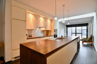 <p>Dit charmante, moderne huis, is gelegen in het hartje van het pittoreske Zoutleeuw, ter hoogte van de Schipstraat. Het pand geniet een goede bereikbaarheid, en is gelegen op wandelafstand van een bushalte (200m), winkels en de Grote Markt. Volledig heropgebouwd in 2010 volgens de moderne technieken, op een perceel van 1a25ca en met een bewoonbare oppervlakte van 126m2, is dit de ideale instapklare starterswoning. De woning geniet een een moderne uitstraling, met veel lichtinval en werd voorzien van kwalitatieve materialen. Tevens werd ze op tal van plaatsen voorzien van praktisch maatwerk.<br /><br />We betreden de woning via het buitenportaal in de lichtrijke inkomhal. Deze werd voorzien van een apart gastentoilet, alsook maatwerk inbouwkasten. De dubbele glazen deur brengt ons in de open leefruimte. We vinden er een zithoek en een grote open keuken met eetruimte. De open keuken werd voorzien van alle moderne uitrustingen en toestellen (heteluchtoven (Miele), dampkap (Siemens), afwasmachine (Miele), inductiekookplaat (Miele), koelkast (Miele)) . Het meubel is opgebouwd met softclosekasten, een houten werkblad en een inox spatwand. Met heel wat kastruimte en een ontbijteiland vormt deze keuken het hart van de woning. Zowel de lichtstraat als het grote schuifraam naar de tuin zorgen voor heel wat natuurlijk lichtinval.<br /><br />Op de eerste verdieping vinden we een zithoek, een open nachthal, een grote slaapkamer, de badkamer met lavabomeubel en douche, alsook een tweede toilet. Op de tweede verdieping, die we bereiken via de open nachthal, vinden we een tweede ruime slaapkamer, een aparte bureelruimte met maatkasten, alsook een wasplaats/CV-ruimte. Vanuit deze laatste ruimte bereiken we de bergzolder via een vlizotrap. <br /><br />Buitenshuis is de woning voorzien van een stadstuintje met de nodige privacy. Deze werd ingericht met een terras, een volwaardige tuinberging en is volledig omheind.<br /><br />Bent u op zoek naar een instapklare woning, waar u in alle privacy kan genieten van de rust? Aarzel dan niet en bel ons snel op 011 70 70 19.</p>