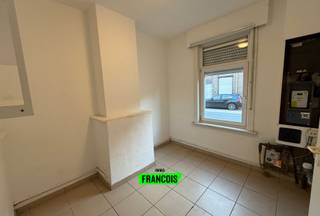 Deze te renoveren woning bevindt zich op een uiterst centrale locatie op wandel- en fietsafstand van het stadscentrum van Roeselare. Alle...