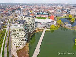 <strong>Welkom in Waregem, een icoon van moderne architectuur en verfijning in het hart van Waregem. Dit subliem afgewerkt 2-slaapkamerappartement biedt je niet alleen topcomfort, maar ook een onbetaalbaar zicht op de vijvers – elke dag opnieuw.</strong><br /><br />Laat je verrassen door:
<ul>
	<li>Een leefruimte met volledig uitgeruste open keuken en grote raampartijen voor een overvloed aan natuurlijk licht</li>
	<li>Een gezellig en overdekt terras met panoramisch uitzicht– perfect voor elk seizoen</li>
	<li>Twee volwaardige slaapkamers met uitzicht!</li>
	<li>Moderne badkamer en apart gastentoilet</li>
	<li>Geothermische vloerverwarming voor optimaal comfort én een energiezuinige EPC-score van 40 kWh/m² (label A)</li>
	<li>Kwalitatieve materialen en een hoogwaardige afwerkingsgraad tot in het kleinste detail</li>
</ul>
Extra troef: Mogelijkheid tot aankoop van een overdekte autostaanplaats met ruime berging voor €30.000.<br /><strong>Aankoop mogelijk aan slechts 2% registratierechten!</strong><br /><br /><u><strong>6 keer WAUW:</strong></u>

<ul>
	<li>Iconische architectuur</li>
	<li>Adembenemend waterzicht</li>
	<li>Groot overdekt terras</li>
	<li>Strakke en luxe afwerking</li>
	<li>Energiezuinig (label A)</li>
	<li>2 slaapkamers</li>
</ul>
📞 Meer info of een bezoek? Contacteer REALIMMO via 0478/50 58 91 of mail naar nicolas@real-immo.be