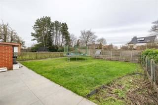 RUIME ENERGIEZUINIGE WONING MET 3 SLPS, GARAGE EN GROTE TUIN OP 558M²Deze halfopen woning is gerenoveerd in 2018 en geniet 3 slaapkamers, inpandige...