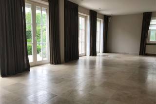 In de geliefde wijk “De Sterre” vind je deze uitermate goed onderhouden en instapklare woning.<br />Dankzij de ligging in een doodlopende straat geniet je hier van rust en privacy, ideaal voor wie op zoek is naar een aangename woonomgeving.<br /><br />De lichtrijke leefruimte sluit mooi aan op de zonnige tuin, waar je in alle privacy kan genieten.<br />Aansluitend bevindt zich een ruime keuken met bijkeuken, voorzien van de meeste moderne toestellen.<br /><br />Boven zijn er drie volwaardige slaapkamers en een goed uitgeruste badkamer. De douche zal tevens nog volledig vernieuwd worden. <br />Extra troeven zijn de dubbele garage, kelder en zolder die zorgen voor overvloedige bergruimte.<br /><br />De tuin is zonnig, praktisch ingericht en nodigt uit om volop te ontspannen.<br /><br />Kortom, een instapklare woning met alle comfort, perfect voor gezinnen die houden van rust, privacy en ruimte.