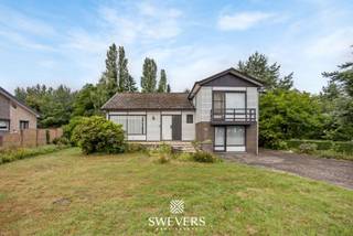 Voor meer info en foto’s, surf naar www.swevers.be – Deze splitlevel woning in de Stationsstraat 36 in Heusden-Zolder combineert ruimte, functionaliteit en een rustige ligging. Met een bewoonbare oppervlakte van 184 m² op een perceel van 21a 08ca biedt de open bebouwing drie volwaardige slaapkamers, een lichtrijke leefruimte en een ruime keuken met directe toegang tot het westgerichte terras. De woning werd gebouwd in 1971 en is netjes onderhouden, klaar voor een persoonlijke update. Dankzij brede doorgangen is het pand uitermate geschikt voor minder mobiele bewoners. De kelderverdieping van 29 m² beschikt over een garage, wasplaats en bergruimte. Buiten geniet je van een zonnige tuin met veel privacy. De ligging is uitstekend: op wandelafstand van openbaar vervoer, scholen en nabij winkels en de E314. Ideaal voor gezinnen of wie levenslang comfortabel wil wonen. Voor meer informatie, bel 011 255 155. Bron bewoonbare oppervlakte: EPC – verslag. Dit pand is onderworpen aan de renovatieverplichting van de Vlaamse overheid voor residentiële gebouwen (behoudens bij sloop binnen 5 jaar na de aankoop). Consulteer voor meer informatie de website van het Vlaams Energie- en Klimaatagentschap via https://www.vlaanderen.be/een-huis-of-appartement-kopen/renovatieverplichting-voor-residentiele-gebouwen.