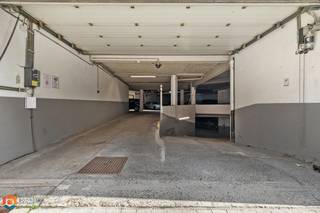 In het centrum van Mechelen vlakbij het station bevindt zich deze ruime staanplaats in residentie Capri op de gelijkvloerse verdieping. Er is een senctionale toegangspoort met afstandsbedieng voorzien om deze staanplaats te kunnen betreden.  Grijp nu uw kans!<br /><br /> Contacteer ons voor meer informatie op 0473/38.29.40.<br /><br /> 