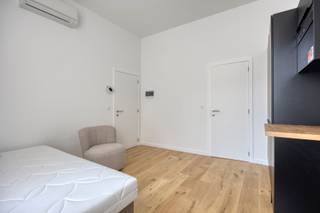 <span><span><strong>**ACADEMIEJAAR 2025-2026 - ENKEL STUDENTEN/STUDENTS ONLY**<br /></strong></span><br />We bieden u met veel plezier deze nieuwe lichtrijke en bemeubelde studentenkamer met eigen sanitair aan gelegen op de Tervuursevest, aan de ring van Leuven. Het gebouw is gelegen op een uiterst interessante uitvalsbasis, in de buurt van alle voorzieningen, campussen, openbaar vervoer en op wandelafstand van de historische binnenstad.<br /><br />In de gemeenschappelijke keuken kan er lekker worden gekookt en achteraan het gebouw is er een terras voorzien waar de studenten gezellig kunnen samenkomen. De kamer is gelegen op de eerste verdieping en beschikt over een privatieve badkamer.<br /><br /><strong><span>Meer informatie of een bezoek ter plaatse: verhuur@connect-immo.be of 0470 59 65 44</span><br /></strong><br />Huurprijs: €745 exclusief €90 (provisie voor water, verwarming, elektriciteit en internet)<br />* exclusief studententaks</span>