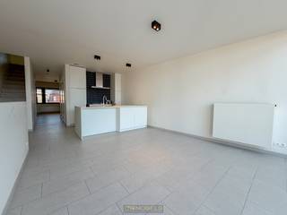 Achter de voorgevel van deze gerenoveerde stadswoning schuilt een bijzonder ruime en niet-alledaagse woonst. Bij het binnenkomen zal u meteen...