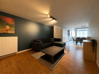 <p>BEZOEK GEWENST? Vraag uw bezoek eenvoudig online aan via www.immodavinci.be.<br /><br />Ligging<br /><br />Dit ruime appartement is uitstekend gelegen aan de Kortrijksesteenweg in Gent, op korte afstand van het Sint-Pietersstation. Dankzij de centrale ligging zijn openbaar vervoer, winkels, scholen, horeca en het centrum van Gent vlot bereikbaar. Ook de belangrijke invalswegen zijn eenvoudig bereikbaar. Een ideale locatie voor wie comfortabel en centraal wil wonen.<br /><br />Indeling<br /><br />Met een bewoonbare oppervlakte van maar liefst 110 m² biedt het appartement bijzonder veel ruimte en comfort. De ruime leefruimte sluit aan op de eetplaats en geniet dankzij de grote raampartijen van aangename lichtinval. Vanuit de leefruimte is er toegang tot het terras. De volledig geïnstalleerde keuken beschikt over alle nodige toestellen en aansluitend is er een praktische berging in het appartement.<br /><br />Het appartement beschikt over twee ruime slaapkamers en een badkamer uitgerust met zowel een bad als een douche. <br /><br />De ondergrondse staanplaats is bij te huren aan €85.<br /><br />Gemene lasten: 80 EUR/ maand<br />Voorschot verwarming: 80 EUR/maand<br />Elektriciteit en water apart<br />Beschikbaar vanaf 1 november, na uitvoering van de schilderwerken.<br /><br />Troeven<br /><br />110m² bewoonbare oppervlakte<br />EPC B <br />Locatie <br />Terras</p>