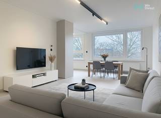 Instapklaar wonen in Oostende – Volledig gerenoveerd 2-slaapkamerappartement met garage en kelderberging<br /><br />Op zoek naar een zorgeloos en comfortabel appartement aan de Belgische kust? <br />Dit volledig gerenoveerd appartement te Oostende combineert modern wooncomfort met een uitstekende ligging.<br /><br />Bij het binnenkomen word je verwelkomd in een lichtrijke leefruimte. <br />De open keuken is volledig uitgerust en sluit naadloos aan bij de woonkamer – ideaal voor gezellige avonden met familie en vrienden.<br /><br />Het appartement beschikt over twee volwaardige slaapkamers, perfect als hoofdslaapkamer, kinderkamer, bureau of hobbyruimte. <br />De stijlvolle badkamer is modern ingericht en voorzien van kwalitatieve sanitaire voorzieningen.<br /><br />Extra troeven:<br /><br />- EPC klasse B<br />- Volledig gerenoveerd<br />- Privatieve kelderberging<br />- Gesloten garage inbegrepen<br />- Centrale en vlot bereikbare ligging<br /><br />Dankzij de bijhorende garage hoef je nooit te zoeken naar parkeerplaats, en de kelderberging biedt extra opslagruimte.<br /><br />Gelegen in een aangename buurt in Oostende, dichtbij winkels, openbaar vervoer en op korte afstand van zee en strand, is dit appartement ideaal als vaste woonst, tweede verblijf of investering.<br /><br />Interesse? Contacteer ons vandaag nog voor een bezoek en ontdek zelf de charme van dit prachtige appartement.