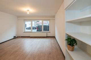 <p><span>Dassastraat, gelijkvloers appartement met 2 - slaapkamers en tuin. Nieuwe gerenoveerde badkamer met inloopdouche, Ondergrondse autostaanplaats inbegrepen.</span></p><p><span>INSCHRIJVEN ENKEL VIA <span>WWW.IMMODYCK.BE</span></span><span> EN DE HUURAANVRAAG INVULLEN, NIET BELLEN.</span></p>