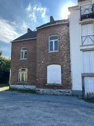 <p><span>Sint-Truiden: charmante renovatiewoning op ruim perceel nabij het centrum.</span></p>

<p><span>Deze ruime woning biedt een unieke kans voor een renovatieproject met uitstraling. Gelegen naast de iconische Stayenmolen ademt dit pand authenticiteit en geschiedenis.</span></p>

<p> </p>

<p><span>De woning is beschermd, waardoor het oorspronkelijke uiterlijk behouden moet blijven. Dit geeft u de mogelijkheid om het pand volledig te renoveren met respect voor zijn historische charme, en tegelijk naar eigen smaak in te richten. Binnenin zijn er maar liefst 4 volwaardige ruimtes op de benedenverdieping en 4 ruime kamers op de eerste verdieping, wat u alle vrijheid geeft om de ideale indeling te creëren.</span></p>

<p><span>Het perceel van 640 m² wordt verder versterkt door een prachtige, tuin.</span></p>

<p><span>Indeling</span></p>

<p><span>Gelijkvloers: 4 volwaardige ruimtes, in te richten als leefruimte, keuken, bureau...</span></p>

<p><span>Eerste verdieping: 4 ruime kamers met mogelijkheden voor slaapkamers, badkamer...</span></p>

<p><span>Buiten: riante tuin </span></p>

<p> </p>

<p><span>Troeven:</span></p>

<ul><li>Centrale ligging en vlotte bereikbaarheid</li><li>Unieke uitstraling en tal van renovatiemogelijkheden</li><li>Gelegen langs karaktervolle Stayenmolen</li></ul>

<p>Voor meer informatie of een bezoek, neem contact op met Lio via 013/31.14.00 of depiramide@era.be</p>

<p> </p>

<p> </p>