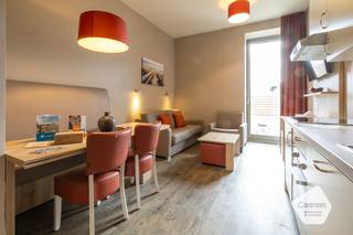 Studio met slaaphoek te koop als 2e verblijf / investering in erfpacht constructie.<br />Modern en zeer goed onderhouden appartement;<br />Volledig gemeubeld;<br />Slaaphoek;<br />Airco;<br />Beheerd door Holiday Suites, verhuren zonder zorgen!<br />(mogelijkheid tot stopzetten samenwerking met uitbater onder voorwaarden)<br />Op wandelafstand van zee(dijk) en duinen;<br />Vlak bij openbaar vervoer;<br />Aangepast voor mindervaliden;<br />Speelplein voor de kleinsten;<br />Lift, televisie en wifi.<br />Onbezorgd op vakantie!