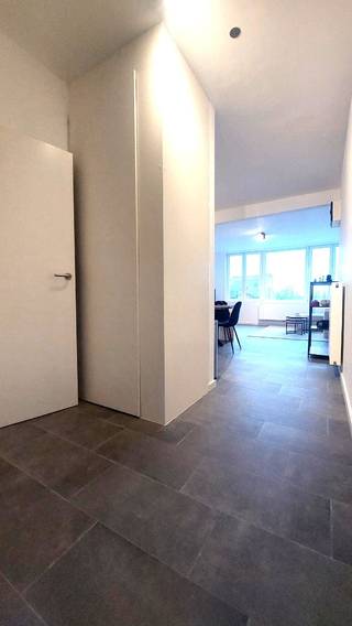 Instapklaar en zeer lichtrijk appartement te huur te Bredene, centraal nabij openbaar vervoer, winkels en de spuikom.In een kleinschalig gebouw -...