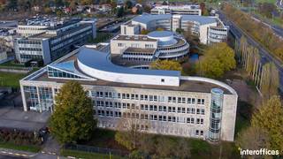 Fantastisch gelegen kantoren/co-working spaces van +/- 20 - 100 m² te huur op slechts 220 m van de A12 op- en afrit 2 Strombeek-Bever-Centrum, vlak bij het knooppunt met de R0.<br /><br />Van hieruit is er een vlotte ontsluiting naar de E40 dankzij het knooppunt R0/E40 te Groot-Bijgaarden. De E19 bereikt men na +/- 10 km. De recent gerenoveerde ruimtes zijn instapklaar en voorzien van meubilair, receptie, catering, security, (fiets)parking, airco, branddetectie, ... Dankzij de grote raampartijen geniet men van veel natuurlijk lichtinval. Onmiddellijk beschikbaar. <br /><br />Contacteer <strong>PANORAMA B2B </strong>voor bijkomende inlichtingen of een vrijblijvend plaatsbezoek <strong>0477 09 00 09</strong>