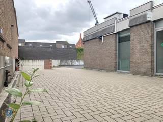 Ideaal gelegen in het centrum van Brugge! De toegang tot de ondergrondse autostaanplaatsen is beveiligd met een automatische poort met badge. Zeer ruime draaicirkel, makkelijk te manoeuvreren!<br /><br />Kortom, een niet te missen opportuniteit met het vernieuwde parkeerbeleid!