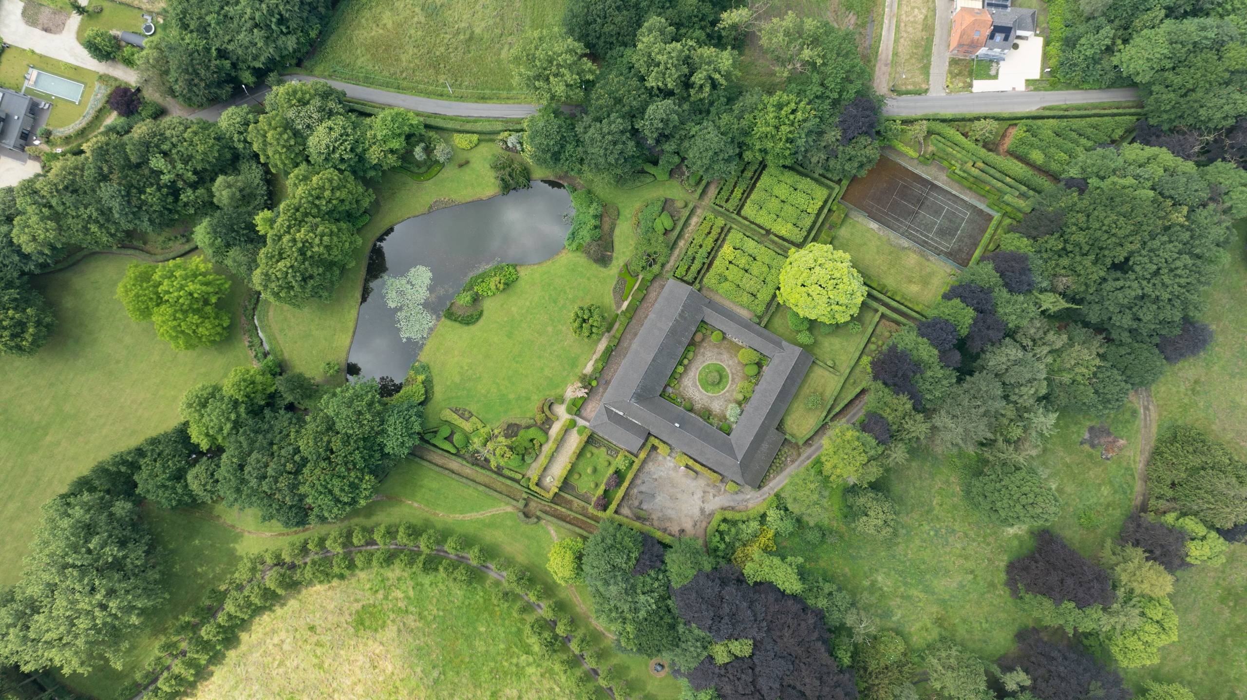 Schitterend gelegen landgoed met vierkantshoeve en tijdloze villa op een domein van 77.800 m² te Hasselt - foto 4