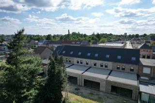 <p>Welkom in dit hedendaags woonproject aan de Liersesteenweg 132 in Sint-Katelijne-Waver. Deze nieuwe ontwikkeling omvat vier stijlvolle gezinswoningen met een eigentijdse architectuur, veel lichtinval en een groene, diepe tuin grenzend aan een bosrand.</p>
<p>Elke woning beschikt over drie ruime slaapkamers, een open leefruimte met ingerichte keuken, een moderne badkamer en een extra zolderverdieping – bereikbaar via een vaste trap – die perfect ingericht kan worden als hobbyruimte, bureau of bijkomende slaapkamers. De afwerking gebeurt naar eigen smaak volgens het lastenboek.</p>
<p>Qua energie scoort dit project uitstekend: voorzien van warmtepomp, vloerverwarming, doorgedreven isolatie, ventilatiesysteem en zonnepanelen. Zo woon je futureproof én energiezuinig.</p>
<p>Dankzij de centrale ligging zijn winkels, scholen, openbaar vervoer en verbindingswegen vlot bereikbaar. Ideaal voor gezinnen en investeerders.</p>
<p>Aankoop mogelijk aan 6% BTW, mits voldaan aan de voorwaarden.</p>
<p>Ook uw droomwoonst? Plan je afspraak met onze nieuwbouwspecialist via onze website zelf in!</p>