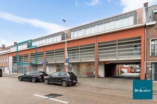 Dit stijlvolle duplexappartement is gelegen op de eerste en tweede verdieping van een kleinschalige, goed onderhouden residentie, LA LUNA genaamd. Het appartement combineert comfort, licht en kwaliteit. Het gebouw beschikt over een lift die uitkomt op een open passerelle. De gemeenschappelijke delen zijn smaakvol afgewerkt met natuursteen, wat meteen een verzorgde en kwalitatieve indruk geeft.<br /><br />Bij het betreden van het appartement komt u terecht in een ruime inkomhal met vestiaire, gastentoilet en een praktische berging met technische voorzieningen. Aan de achterzijde bevinden zich twee volwaardige slaapkamers, evenals een aparte berging met aansluiting voor wasmachine en droogkast. De ruime badkamer is volledig ingericht en afgewerkt met stijlvolle meubels in hoogglanslak.<br /><br />Via een open trap met glazen balustrade bereikt u de bovenverdieping. Hier bevindt zich aan de achterzijde een strak vormgegeven, volledig geïnstalleerde witte keuken. De keuken sluit naadloos aan op de eetruimte en geeft samen toegang tot een ruim en zonnig terras van maar liefst 24 m².<br /><br />Aan de voorzijde bevindt zich de ruime en gezellige leefruimte. De open indeling en glazen valbescherming zorgen voor een luchtig en ruimtelijk gevoel doorheen het volledige appartement.<br /><br />Als troef beschikt dit appartement over een ruime garagebox. Deze kan aangekocht worden aan €28.000,-.<br /><br />De gemeenschappelijke kosten bedragen €100,-/maand.