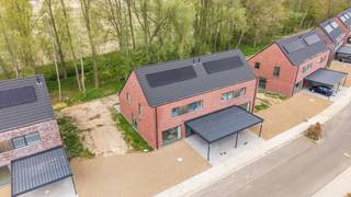 Graag stellen wij ons nieuw project in Bas-Warneton aan u voor: een woonomgeving bestaande uit 12 nieuwbouwwoningen, gelegen aan Chaussée de la Garde Dieu. Deze locatie biedt rust te midden van een weelderig groene omgeving, waarbij u geniet van het beste van beide werelden: de serene sfeer en de moderne faciliteiten.<br /><br />De woningen zijn volledig instapklaar en onmiddellijk bewoonbaar.<br /><br />Elke woning is voorzien van inkomhal met een apart toilet en ruimte voor eventueel vestiaire. Een ruime en lichtrijke leefruimte &amp; open keuken met een aanpalende bergruimte. De wasplaats aan de voorzijde biedt extra praktisch bergruimte. <br /><br />Op de eerste verdieping wacht u een ruime slaapkamer met aangrenzende dressing/berging. Daarnaast zijn er nog twee slaapkamers, een extra bergruimte en een badkamer met badkamermeubel, bad, inloopdouche en toilet. Een valtrap leidt naar de zolder, die dienst kan doen als een handige stockageruimte.<br /><br />De woningen zijn uitgerust met moderne voorzieningen zoals zonnepanelen en vloerverwarming, waardoor u kunt genieten van een energiezuinige en comfortabele leefomgeving.<br /><br />Als kers op de taart is er bij elke woning een carport inbegrepen, waardoor uw wagen steeds droog staat.<br /><br /><span><span><span><span><span><span><span><span><span><span>Prijzen all-in 343.040 euro* | LOT 33</span></span></span></span></span></span></span></span></span></span><br /><span><span><span><span><span><span><span><span><span><span>Prijzen excl. kosten 284.120 euro | LOT 33</span></span></span></span></span></span></span></span></span></span><br /><br /><span><span><span><span><span><span><span><span><span><span>*All-in prijzen omvatten grond | woning | carport | oprit | aansluitingen G|E|W | architect | notariskosten | btw | zonnepanelen | …</span></span></span></span></span></span></span></span></span></span>
