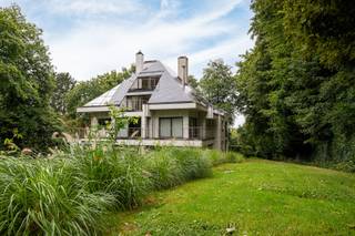 In de gegeerde en groene wijk Prince d’Orange in Ukkel vind je deze uitzonderlijke duplex-penthouse die ruimte, licht en privacy moeiteloos combineert. Een unieke woonbeleving voor wie houdt van rust, comfort en stijl, met alle troeven van de stad binnen handbereik.<br /><br />Al bij het binnenkomen voel je dat dit geen doorsnee appartement is. De leefruimte is lichtrijk en uitnodigend, met een warme uitstraling dankzij de gaskachels en een authentieke houtkachel. Dankzij de extra, ruime kamer naast de living, perfect als bureau of eetruimte, kan je de indeling helemaal naar wens inrichten. Door de doordachte oriëntatie, voorgevel op het noorden, achtergevel op het zuiden, geniet je de hele dag van een aangename lichtinval, zonder inkijk.<br /><br />Vanuit de woonkamer stap je rechtstreeks naar de buitenruimtes. Op het gelijkvloers wachten drie zonnige terrassen met uitzicht op de weelderige tuin. Op de bovenverdieping, verbonden met de master bedroom, bevindt zich nog een vierde terras. Samen goed voor maar liefst 38 m² aan buitenruimte, perfect om te ontspannen, gasten te ontvangen of gewoon te genieten van de natuur om je heen.<br /><br />De keuken is volledig uitgerust met kwalitatieve toestellen, ruime opbergmogelijkheden en een wijnfrigo. De penthouse telt drie volwaardige slaapkamers, elk met een eigen badkamer, wat een gevoel van privacy en comfort garandeert. De master bedroom is een oase van rust, met een privé-dressing, een badkamer met vloerverwarming en ligbad met een prachtig zicht op het groen vanuit het bad.<br /><br />Airconditioning en efficiënte gasverwarming zorgen voor comfort in elk seizoen. Voor het praktische luik is er ook gezorgd: twee ondergrondse staanplaatsen, extra parkeermogelijkheden buiten en twee private kelders. Het hele appartement werd volledig gerenoveerd in 2009, met oog voor kwaliteit en tijdloze afwerking.<br /><br />De ligging is ideaal: op wandelafstand vind je tram- en bushaltes, waardoor je snel en vlot naar het centrum van Brussel kan. Ook scholen, supermarkten en restaurants zijn in de directe omgeving aanwezig. Kortom, alles wat je nodig hebt, bevindt zich rondom jou.<br /><br />Dit penthouse biedt een zeldzame combinatie van luxe, comfort en een toplocatie. Of je nu op zoek bent naar een stijlvolle thuisbasis, een plek om tot rust te komen of een ruimte waar binnen en buiten naadloos in elkaar overlopen: hier vind je het allemaal. Benieuwd om deze unieke woonbeleving zelf te ervaren? Neem vandaag nog contact met ons op en laat je verrassen door alles wat deze uitzonderlijke duplex-penthouse te bieden heeft.<br />__<br />Dans le quartier recherché et verdoyant du Prince d’Orange à Uccle, vous découvrez ce duplex-penthouse exceptionnel qui allie harmonieusement l'espace, luminosité et intimité. Une expérience de vie unique pour ceux qui apprécient le calme, le confort et l’élégance, tout en profitant de tous les atouts de la ville à portée de main.<br /><br />Dès l’entrée, vous comprenez qu’il ne s’agit pas d’un appartement ordinaire. Le séjour, baigné de lumière, dégage une atmosphère chaleureuse grâce aux poêles à gaz et à un authentique poêle à bois. Une pièce supplémentaire attenante aux living, idéale comme bureau ou salle à manger, permet d’aménager l’espace selon vos envies. Grâce à une orientation réfléchie, façade avant au nord, façade arrière au sud, vous profitez toute la journée d’un ensoleillement agréable, sans vis-à-vis.<br /><br />Depuis le salon, vous accédez directement aux espaces extérieurs. Au rez-de-chaussée, trois terrasses ensoleillées offrent une vue apaisante sur le jardin luxuriant. À l’étage, reliée à la suite parentale, se trouve une quatrième terrasse. Ensemble, elles totalisent pas moins de 38 m² d’espace extérieur, parfait pour se détendre, recevoir ou simplement profiter de la nature environnante.<br /><br />La cuisine est entièrement équipée avec des appareils de qualité, de nombreux rangements et un spacieux frigo à vin. Le penthouse compte trois chambres spacieuses, chacune avec sa propre salle de bain, garantissant confort et intimité. La suite parentale est un véritable havre de paix, avec un dressing privé, une salle de bain équipée d’un chauffage au sol et d’une baignoire offrant une vue imprenable sur la verdure.<br /><br />La climatisation et le chauffage au gaz assurent un confort optimal en toute saison. Côté pratique, vous disposez de deux emplacements de parking souterrains, de possibilités de stationnement supplémentaires à l’extérieur et de deux caves privatives. L’appartement a été entièrement rénové en 2009, avec un souci constant de qualité et de finitions intemporelles.<br /><br />L’emplacement est idéal : à distance de marche se trouvent des arrêts de tram et de bus qui vous permettent de rejoindre rapidement le centre de Bruxelles. Écoles, supermarchés et restaurants sont également à proximité. En résumé : tout ce dont vous avez besoin se trouve autour de vous.<br /><br />Ce penthouse offre une combinaison rare de luxe, de confort et d’un emplacement idéal. Que vous soyez à la recherche d’un lieu de vie élégant, d’un espace pour vous ressourcer ou d’un cadre où l’intérieur et l’extérieur se fondent harmonieusement, vous le trouverez ici.<br /><br />Envie de découvrir cette expérience résidentielle unique? Contactez-nous dès aujourd’hui et laissez-vous séduire par tout ce que ce duplex-penthouse exceptionnel a à offrir.