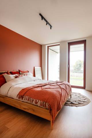 <h2>Over het appartement</h2>

<p>Dit volledig nieuw appartement combineert modern comfort met een uitstekende ligging. Er is een aparte privé-ingang wat zorgt voor een &amp;quot;huis-gevoel&amp;quot;. Het ruime terras met tuintje en de lichtrijke leefruimtes zorgen voor een aangename woonervaring, zowel voor jong als oud. Een privé staanplaats maakt het plaatje compleet.</p>

<h2>Locatie en omgeving</h2>

<p>Gelegen in het hart van Roeselare, dichtbij winkels, openbaar vervoer en alle voorzieningen. Alles wat u nodig heeft, bevindt zich op wandelafstand.</p>

<h2>Indeling van het appartement</h2>

<p>Het appartement beschikt over een inkomhal, ruime leefruimte met veel lichtinval door de grote raampartijen, volledig uitgeruste open keuken, twee slaapkamers, een badkamer, apart toilet, berging en een groot terras met tuintje van maar liefst 19 m². Bovendien beschikt het over een staanplaats.</p>

<h2>Energiezuinigheid</h2>

<p>Dankzij de recente bouw (2024), dubbele beglazing en vloerverwarming via een warmtenet, geniet u van een comfortabel en energie-efficiënt wooncomfort.</p>

<h3>Troeven op een rij:</h3>

<ul><li>Volledig nieuw en instapklaar</li><li>Lichtrijke ruimtes</li><li>Privé staanplaats te huur voor 50 euro</li><li>Toplocatie in het centrum van Roeselare</li></ul>

<h2>Bezoek aanvragen?</h2>

<p>Gelieve uw kandidatuur eerst te registreren via volgende link: https://mijnhuurprofiel.be/property/731456d5-f2a7-42b4-ab8d-ee2a9a299d4f</p>