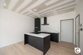 <p><span>Exclusief wonen in 'The Vault': Modern 1-slaapkamerappartement in hartje Antwerpen</span></p><p><span>Droomt u van een luxueuze uitvalsbasis in de bruisende Antwerpse Theaterbuurt? Welkom in 'The Vault', een architecturaal hoogstandje van de hand van Luc Binst. Dit exclusieve nieuwbouwproject combineert de energie van het stadscentrum met de serene rust van een verkeersluwe zijstraat. Hier woont u in een BEN-woning (Bijna Energie Neutraal) van topniveau, waar stijl en duurzaamheid hand in hand gaan.</span></p><p><span> </span></p><p><span>Lichtrijke leefruimte &amp; open keuken</span></p><p><span>Bij binnenkomst ervaart u direct het kwalitatieve karakter van dit appartement van ca. 57 m². Dankzij de kamerhoge raampartijen baadt de leefruimte in het daglicht, wat zorgt voor een heerlijk open en luchtig gevoel. De open keuken is naadloos geïntegreerd in het geheel en afgewerkt met materialen van hoog niveau. Of u nu de dag start met een ontbijt of vrienden ontvangt voor een diner: de ruimte ademt klasse en comfort.</span></p><p><span> </span></p><p><span>Terras</span></p><p><span>Een grote troef is het overdekte terras van ca. 5 m², de perfecte plek om in alle privacy te genieten van een kop koffie of een goed boek.</span></p><p><span> </span></p><p><span>Slaapkamer &amp; Comfort</span></p><p><span>De slaapkamer is een oase van rust, afgewerkt met oog voor detail. De badkamer is modern ingericht met een inloopdouche en een stijlvol lavabomeubel. Daarnaast beschikt het appartement over een praktische berging, wat zorgt voor een opgeruimd interieur. Dankzij de ventilatie type D geniet u bovendien altijd van een gezond binnenklimaat.</span></p><p><span> </span></p><p><span>Duurzaamheid op topniveau</span></p><p><span>Dit appartement is gebouwd met de toekomst in gedachten. Met een energiepeil van 20 of lager is de woning officieel BEN (Bijna Energie Neutraal). De integratie van zonnepanelen zorgt niet alleen voor een duurzame levensstijl, maar ook voor een aanzienlijk lagere energiefactuur.</span></p><p><span> </span></p><p><span>De 'Place to be': Theaterbuurt</span></p><p><span>Alles wat Antwerpen te bieden heeft, ligt aan uw voeten: van de luxueuze boetieks in de Schuttershofstraat en de Meir, tot de culinaire wereldtop bij de nabijgelegen Botanic Sanctuary. Cultuurliefhebbers halen hun hart op met de Bourlaschouwburg en het Stadspark op wandelafstand.</span></p><p><span> </span></p><p><span>De highlights op een rij:</span></p><p><span>- Architecturale klasse: Ontwerp van de befaamde Luc Binst.</span></p><p><span>- Uiterst energiezuinig: BEN-woning (E20 of lager) inclusief zonnepanelen.</span></p><p><span>- Toplocatie: Gelegen in het hart van de Theaterbuurt, nabij de Botanic Sanctuary en de Meir.</span></p><p><span>- Instapklaar: Hoogwaardige afwerking met veel lichtinval door riante raampartijen.</span></p><p><span>- Buitenplezier: Overdekt terras van ca. 5 m².</span></p><p><span> </span></p><p><span>Bent u op zoek naar een unieke woonst of een slimme investering in het kloppend hart van Antwerpen? Dit is uw kans. Neem snel contact op voor een bezichtiging!</span></p><p><span> </span></p><p><span>*Verkoop onder 21% btw.</span></p>