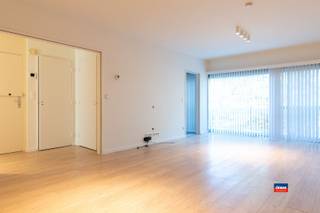 <p>APPARTEMENT MODERNE ET SPACIEUX À HOBOKEN | SITUÉ AU PREMIER ÉTAGE D'UN IMMEUBLE AVEC ASCENSEUR | EPC B | Agencement comme suit : hall d'entrée - salon et salle à manger avec cuisine semi-ouverte - terrasse - salle de bains avec douche et WC - buanderie - chambre spacieuse - 2 pièces supplémentaires pouvant servir de bureau et de dressing. Les charges s'élèvent à 95 euros par mois (ce montant comprend une avance de 20 € pour l'eau, ainsi que le compteur d'électricité, l'ascenseur et l'entretien). L'appartement bénéficie d'un emplacement très pratique à proximité du centre de Hoboken. Il est disponible immédiatement. Le logement est destiné à servir de résidence principale ; l'exercice d'une activité commerciale n'y est donc pas autorisé. Une caution équivalente à 3 mois de loyer est exigée. Si vous êtes intéressé(e), veuillez remplir la fiche d'information qui vous a été envoyée. Si vous ne renvoyez pas la fiche dûment remplie, vous ne serez PAS contacté(e).</p>