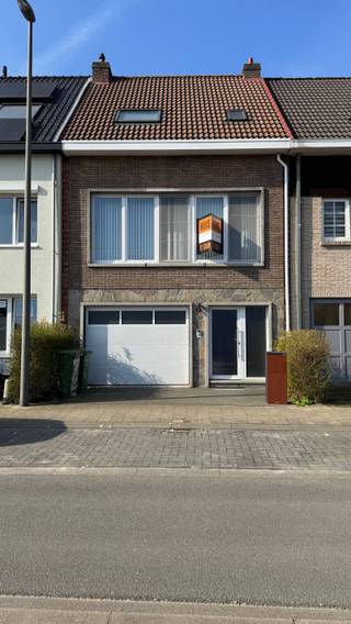 Prachtige &amp; Lichtrijke woning EPC B met Grote Tuin en Veel Opslagruimte te koop.<br />Bent u op zoek naar een woning die ruimte, licht en comfort combineert? Deze uitstekend onderhouden bel-etage biedt niet alleen drie slaapkamers en een zonovergoten leefruimte, maar ook een indrukwekkende hoeveelheid praktische ruimte op het gelijkvloers en een heerlijke buitenruimte. <br />De indeling van de woning:<br /><br />• Gelijkvloers: <br />Bij het binnenkomen treft u een zeer ruime gang met een gastentoilet onder de trap en aan de linkerkant een deur naar de garage met aansluitend een handige berging. Uniek aan deze woning is de extra grote wasplaats met lavabo die in de garage is ingericht voor wie nood heeft aan extra opslag voor voeding of een grote wasruimte nodig heeft. <br />• Eerste verdieping: Licht en gezelligheid<br />De trap leidt u naar de ruime, open living. Dankzij de grote raampartijen geniet u hier de hele dag van een prachtige natuurlijke lichtinval. De ideale plek voor een gezellige zithoek en een grote eettafel en met een mooie keuken.<br />• Tweede verdieping: Rust en comfort<br />Hier bevinden zich 3 slaapkamers. De badkamer is praktisch ingericht en voorzien van zowel een ligbad als een toilet.<br />• Zolder: Extra potentieel<br />Via een luik bereikt u de grote zolder. Het grote pluspunt? De zolder heeft voldoende hoogte zodat een volwassene er gemakkelijk recht kan staan, wat tal van mogelijkheden biedt voor extra stockage of (na afwerking) een extra kamer. <br />•Buitenruimte:<br />Aan de achterzijde wacht een grote, groen aangelegde tuin. Het ruime terras is voorzien van een sfeervolle pergola, waardoor u zowel in de zon als in de schaduw optimaal van het buitenleven kunt genieten.<br /><br />Troeven op een rij:<br />• Lichtrijke woonkamer met aangenaam uitzicht.<br />• Enorm veel bergruimte (garage, berging, grote wasruimte én zolder).<br />• 3 slaapkamers voor een gezin of thuiswerkplek.<br />• Heerlijke tuin met terras en pergola voor lange zomeravonden.<br />• dicht gelegen bij scholen,crèches,winkels , fietsostrade en openbaar vervoer<br /><br /><br />