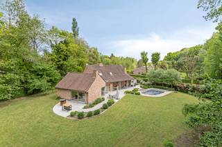 In het prestigieuze Bois de Strihoux bevindt zich deze landelijke villa met een moderne uitbouw van 82 m² (2005) met grote glaspartijen met zicht...