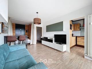 Tel: 0493 06 24 16 Email: clara.jacquy@weinvest.be<br /><br />We Invest biedt u exclusief deze gemeubelde studio van 30 m² aan, gelegen op de bovenste verdieping van een gebouw met 25 verdiepingen en met een uitzonderlijk panoramisch uitzicht over Brussel.<br /><br />Dankzij de hoge ligging geniet de studio van veel natuurlijk licht en een vrij uitzicht, nog versterkt door de ligging op de bovenste verdieping. Een balkon dat langs de woonkamer en keuken loopt, laat u bovendien optimaal genieten van dit uitzicht.<br /><br />De studio bestaat uit een inkomhal met bergruimte, een ruime en lichtrijke leefruimte, een volledig uitgeruste keuken, een slaaphoek, een douchekamer en een afzonderlijk toilet.<br /><br />Het gebouw beschikt over een lift.<br /><br />De ligging is bijzonder praktisch, met tal van openbaarvervoermogelijkheden (tram, bus en metro) en winkels in de nabije omgeving.<br /><br />Vanuit de buurt bereikt u ook gemakkelijk de Heizelvlakte, met onder andere het Atomium, het Park van Laken, het Ossegempark en Kinepolis.<br /><br />Provisie voor de gemeenschappelijke kosten: € 100/maand (onderhoud van de gemeenschappelijke delen en provisies voor warm en koud water en verwarming)<br />EPB: D<br /><br />Ontdek meer exclusieve panden op www.weinvest.be!