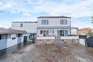 We Invest Luik en Cyril Morel (0499/36.01.12) stellen u deze ruime woning voor, ideaal gelegen in Juprelle. Met haar grote volumes en veelzijdige indeling is deze woning perfect geschikt voor een groot gezin of voor iedereen die een aparte leefruimte binnen de woning wenst.
Op het gelijkvloers ontdekt u twee ruime woonkamers die naar wens kunnen worden ingericht, evenals een moderne en functionele keuken. Op de eerste verdieping beschikt de woning over vier slaapkamers, waarvan twee met een eigen badkamer, een derde badkamer en een extra ruimte die kan dienen als dressing of kan worden omgevormd tot een vijfde slaapkamer. Dit alles biedt een optimaal wooncomfort.
De woning is verder uitgerust met twintig fotovoltaïsche zonnepanelen, PVC-ramen met dubbele beglazing, een stookolieverwarming en een houtcassette die voor een warme en gezellige sfeer zorgt in de leefruimte. Een garage, twee boxen, een tuin en een binnenplaats met plaats voor twee voertuigen maken het geheel compleet.
Deze woning combineert ruimte, comfort en functionaliteit in een aangename omgeving. Voor meer informatie of om een bezoek te plannen, kunt u ons contacteren via 0499/36.01.12.