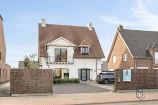 Deze karaktervolle villa werd recent mooi en charmant gerenoveerd, met behouw van authentieke elementen (mooie visgraatparket, schouw, trap), en...