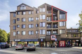 Het appartement gelegen op de derde verdieping is voorzien van inkomhal, woonkamer, keuken, toilet, bergruimte, badkamer, twee slaapkamers en een balkon.<br /><br />Derde verdieping:<br />- inkomhal (ca. 10m²)<br />- gastentoilet<br />- technische ruimte met aansluiting voor wasmachine en vernieuwde CV-installatie (ca. 2m²)<br />- woonkamer (ca. 32m²)<br />- recent vernieuwde keuken (ca. 7m²) voorzien van vaatwasser, keramische kookplaat, dampkap en koelkast<br />- recent vernieuwde  badkamer (ca. 4m²) voorzien van inloopdouche en een enkele lavabo<br />- slaapkamer 1 (ca. 13m²)<br />- slaapkamer 2 (ca. 12m²)<br />- balkon <br />- ruime zolder, bereikbaar via een vlizotrap<br /><br />Bijzonderheden:<br />- zeer centrale ligging, winkels in de omgeving<br />- Gemeenschappelijke fietsenberging <br />- lift aanwezig <br />- conform elektrisch rapport <br />- momenteel zeer correct verhuurd! <br />- recent gerenoveerd appartement op toplocatie! <br /><br />Bestuursmaatregelen in het maatregelenregister: nee
