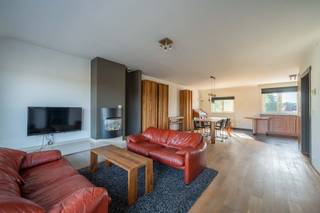 <p><span>Prachtige Duplex met royaal terras nabij het centrum van Edegem</span></p><p><span>Zeer gunstig gelegen nabij het centrum en genietend van een magnifiek uitzicht op de pluktuin van het Hof Ter Linden, nabij winkels, scholen en de invalswegen. </span></p><p><span>Deze mooie duplex van 160 m² + 35 m² terras bevindt zich in een kleine residentie van 3 appartementen en is gelegen op de 2</span><span><sup>de</sup></span><span> en 3</span><span><sup>de</sup></span><span> verdieping. De lift brengt u rechtstreeks in het appartement. </span></p><p><span>Het geheel bestaat uit een inkomhal, een leefruimte met een mooie parketvloer en gashaard die rechtstreeks toegang bied op het grote terras, De open keuken beschikt over alle nodige ingebouwde toestellen alsook een kleine ontbijthoek. Verder vinden we op dit verdiep een hal met maatkasten, 1 slaapkamer, een ruime badkamer met Bad en douche alsook een aparte wc. Op de 2</span><span><sup>de</sup></span><span> verdieping één kleine slaapkamer, een wasplaats/berging, een aparte wc en één grote slaapkamer met dressing en klein terras.</span></p><p><span>Tenslotte ligt er achter het gebouw een privatieve, verplicht mee aan te kopen, garagebox (€ 30.000,- Euro). Contacteer ons VIA 03 400 43 23 voor meer info of een bezoek</span></p><p><span> </span></p><p><span>+ Zeer gunstige ligging</span></p><p><span>+ Landelijk en open uitzicht </span></p><p><span>+ Groot terras</span></p><p><span>+ Kleine residentie/lage alg. kosten</span></p><p><span>+ EPC B / Asbestvrij</span></p><p><span> </span></p>