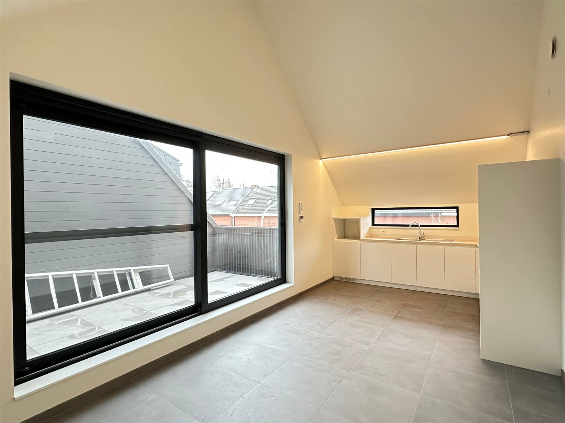 Prachtige triplex met 2 slaapkamers, terras en parking. - foto 4