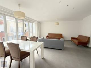 <strong>Co-housing appartement dichtbij oprit E40 en IMEC!</strong><br />In het centrum van Leuven, op korte afstand van het historisch stadscentrum, de universiteitscampussen en UZ Gasthuisberg, bevindt zich dit bemeubeld appartement van 95 m² dat onmiddellijk beschikbaar is. Dankzij de ligging geniet u van een uitstekende bereikbaarheid met het openbaar vervoer en een vlotte aansluiting naar de E40 en E314.<br />Het appartement omvat drie slaapkamers, een ruime woonkamer, een ingerichte keuken, een badkamer, een apart toilet en een praktische berging. Het wordt volledig bemeubeld verhuurd en is instapklaar, ideaal voor wie comfortabel en centraal wil wonen in Leuven. Co-housing is toegestaan, waardoor het appartement ook geschikt is voor studenten, collega’s of vrienden die samen willen huren. De bruikbare vloeroppervlakte bedraagt 95 m² volgens EPC. Centrale verwarming op aardgas, EPC-label C met een score van 213 kWh/m²jaar. De maandelijkse huurprijs bedraagt €1.550, exclusief verbruik van energiekosten en gemeenschappelijke delen.<br />Voor meer informatie of een bezoek kunt u contact opnemen via 0497/58 11 18 of mailen naar info@cdsimmo.be