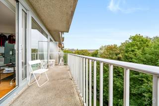 <p>Rustig wonen in een groene omgeving en tegelijk genieten van voorzieningen die doen denken aan een vakantieverblijf: dat is wat deze bijzonder goed onderhouden residentie in Watermaal-Bosvoorde te bieden heeft. De gemeente staat bekend om haar charmante dorpskarakter aan de rand van Brussel. De dynamische mede-eigendom hecht veel belang aan zowel de kwaliteit van het gebouw als de energetische evolutie ervan en beschikt over uitzonderlijke voorzieningen, waaronder een zwembad, sauna, wasruimte, verschillende fietsenstallingen en een conciërgeservice.</p>
<p>Deze studio van ongeveer 45 m² bevindt zich op de 6e verdieping en biedt een bijzonder rustige sfeer en een mooi zuidoostgericht terras met een vrij en aangenaam uitzicht. Een privatieve kelder vervolledigt het geheel. Een parkeerplaats is beschikbaar voor €30.000.</p>
<p>Op korte afstand van het Keymplein, de winkels en alle dagelijkse voorzieningen geniet de studio bovendien van een goede bereikbaarheid met het openbaar vervoer, waaronder bus 95 richting het centrum van Brussel. Ook het station van Watermaal bevindt zich vlakbij.</p>
<p>De studio is momenteel verhuurd voor €800 per maand.</p>
<p>Of u nu op zoek bent naar een pied-à-terre, een eerste aankoop of een investering, deze woning biedt een bijzondere leefomgeving binnen een mede-eigendom die zich duurzaam inzet voor de kwaliteit van haar omgeving.</p>
<p><b>EPB D – certificaat nr.: 20200612-0000569675-01-8</b><br /><b>CO₂: 34 kg/(m².jaar)</b><br /><b>172 kWhEP/(m².jaar)</b><b></b></p>
<p>Kosten: +/- €200 per maand, inclusief verwarming, warm water, conciërgeservice, algemeen onderhoud van de gemeenschappelijke delen, elektriciteit van de gemeenschappelijke delen, liften, enz.</p>
