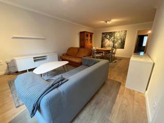 Dit ruime en lichtrijke appartement is gelegen op de eerste verdieping en biedt een aangename combinatie van comfort, ruimte en rust. Het appartement is volledig bemeubeld en beschikt over twee ruime slaapkamers, een grote leefruimte en een terras achteraan.<br /><br />Bij het binnenkomen kom je in een ruime inkomhal met ingemaakte kasten, die meteen voor heel wat praktische bergruimte zorgen. Vanuit de inkomhal kom je in de zeer ruime en lichtrijke leefruimte, waar dankzij de grote ramen veel natuurlijk licht binnenvalt. Aansluitend bevindt zich de grote, volledig uitgeruste keuken, met daarnaast een aparte bergruimte.<br /><br />Verder beschikt het appartement over twee ruime slaapkamers en een ruime badkamer met inloopdouche.<br /><br />Achteraan beschikt het appartement over een ruim en rustig gelegen terras.<br /><br />Het appartement wordt volledig bemeubeld verhuurd en beschikt bovendien over een autostaanplaats in de garage, inbegrepen in de huurprijs.<br /><br />Huurprijs: €1.450/maand<br />Gemeenschappelijke kosten: €100/maand<br /><br />Wenst u dit appartement zelf te ontdekken? Neem vandaag nog contact op voor een bezoek.<br />Meer info via valerie.vdk@imovastgoed.be of via 015/34.34.54.
