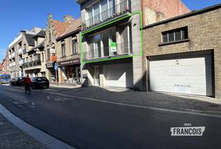 Op wandelafstand van diverse horecamogelijkheden, lokale handelaars, grootwarenhuizen en de markt van Diksmuide bevindt zich dit recent opgefrist appartement met terras. Door zijn centrale ligging zijn de verbindingswegen naar de naburige dorpen en de oprit van de E40 slechts op een boogscheut verwijderd. <br /><br />Via de inkomhal heeft men toegang tot de ruime leefruimte met aanpalend de nieuwe keuken die voorzien is van inductiekookplaat, dampkap, koelkast én diepvries, spoelbak, oven en vaatwasmachine. Hiernaast is er de bergruimte met voorziening voor wasmachine. Er bevinden zich nog 2 ruime slaapkamers, een nieuwe badkamer voorzien van wastafel en inloopdouche en er is een apart toilet. Verder is er nog het aangename terras achteraan. Het appartement wordt vervolledigd door een garage en beneden is er nog een bergruimte voor de fietsen.<br /><br />Het appartement is volledig geschilderd, is voorzien van lichtarmaturen, rolluiken achteraan en vliegramen vooraan én achteraan. EPC-label B. Geen lift aanwezig.<br /><br />Beschikbaar vanaf: overeen te komen.<br /><br />
