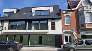 Dit nieuwbouw appartement is gelegen in een kleine residentie met 5 entiteiten.<br /><br />Energiezuinig appartement: warmtepomp met vloerverwarming, hoogrendementsbeglazing, isolatie, ventilatie, ...<br /><br />Slechts €50 bijkomende syndic kosten per maand.<br /><br />Mogelijkheid om garagebox bij te huren aan €75 per maand.