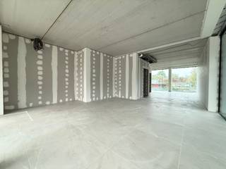 Deze centraal gelegen commerciële ruimte in Izegem vinden we in nieuwbouwresidentie Blauwpoorte. <br />Gelegen in een groene en vooral rustige omgeving, toch goed bereikbaar vanuit het centrum van Izegem, openbaar vervoer, E403,....<br /><br />Verwarming in het pand gebeurt via vloerverwarming (geothermisch warmtepompsysteem), dit zorgt voor uiterst energiezuinig op te warmen alsook af te koelen tijdens de zomerdagen!<br /><br />Indeling van het pand: <br />Een open ruimte met een vloeroppervlakte van 83,8 m² voorzien van grote raampartijen voor een hoge visibiliteit en veel lichtinval.<br />De ruimte is voorzien voor het installeren van een kitchenette en sanitair gedeelte (toilet, lavabo).<br /><br />Het pand zal volledig afgewerkt worden (technieken, chape, kitchenette, scheidingswanden,...), schilderwerken en inrichting is ten laste van de hurende partij. <br />De ruimte is beschikbaar in overleg. <br /><br />Troeven:<br />- Zéér energiezuinig;<br />- Veel natuurlijk licht;<br />- Commerciële ligging;<br />- Voldoende parkeermogelijkheden;<br />- ...<br /><br />Interesse in deze commerciële ruimte? Contacteer ons!<br /><br />EPB in opmaak | Huurprijs is excl. btw