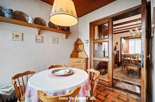 <p><span>Karaktervol, te renoveren herenhuis met 4 ruime slaapkamers en een stadstuin met zicht op de Sint-Romboutstoren in Mechelen.</span></p><p><span> </span></p><p><span>We betreden deze verrassend ruime woning via de mooie inkomhal. Deze geeft toegang tot de woon- en eetkamer en de achterliggende keuken met eethoek. Een droge kelder doet dienst als technische ruimte en voorraadplaats. De authentieke trap brengt ons naar de 3 bovenliggende verdiepingen. Op de eerste verdieping vinden we naast de eerste royale slaapkamer, de badkamer met ligbad, lavabo en toilet.  Op de tweede verdieping  bevinden zich 2 bijkomende slaapkamers en de derde verdieping herbergt de vierde slaapkamer en een ruime bergzolder met mezzanine.</span></p><p><span> </span></p><p><span>Achteraan de woning is een gezellige, zuidoost gerichte stadstuin.<br /><br />De woning bevindt zich aan de zuidkant van het begijnhof, op wandelafstand van het bruisende centrum van Mechelen.</span></p><p><span> </span></p><p><span>Een unieke gelegenheid om een karaktervolle woning om te vormen naar een nieuwe thuis en dit in het centrum van Mechelen !</span></p><p><span> </span></p><p><span>Renovatieplicht EPC: binnen 5 jaar na aankoop = verplichte renovatie tot label D of beter.</span></p><p><span> </span></p>