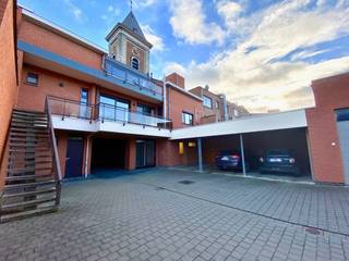 MAIL NAAR CHADIA@WIJSVASTGOED.BE VOOR EEN BEZOEKAANVRAAG - TELEFONISCH WORDEN ER GEEN BEZOEKEN INGEPLAND !<br />Dit volledig gerenoveerd dakappartement is echt een pareltje in hartje Evergem, met 162 m², 2 ruime slaapkamers, 2 badkamers en 2 toiletten is er absoluut geen gebrek aan ruimte ! <br />Het pand beschikt over een zeer moderne open keuken met alle toestellen en zeer mooie afgewerkte badkamers. De leefruimte is zeer gezellig door de nok die zorgt voor extra karakter ! Aansluitend aan de leefruimte is er een goed georiënteerd zonneterras en achteraan het gebouw heeft u een privatieve staanplaats ! <br /><br />Indeling: zeer ruime leefruimte met open keuken, slaapkamer 1 en aansluitende badkamer (douche + wastafel) + apart toilet, slaapkamer 2, berging, apaart toilet en badkamer 2 met bad en voorziening wasmachine.<br /><br />Er zijn GEEN gemeenschappelijke kosten ! <br />U wenst geen klein nieuwbouwappartement maar een volledig, ruim en gezellig appartement met aparte staanplaats en IN het centrum van Evergem? Mail naar chadia@wijsvastgoed.be !