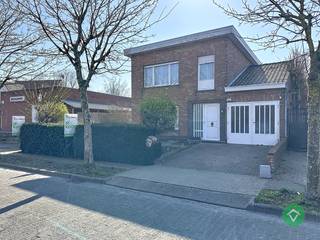 Op zoek naar een rustig gelegen woning met een uitstekende bereikbaarheid? Deze alleenstaande woning in Jabbeke biedt de ideale combinatie van...