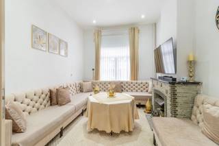 <p>Deze ruime woning combineert een warme uitstraling met originele details. Je woont vlakbij openbaar vervoer, winkels en scholen, met vlotte toegang tot invalswegen. </p><p><br /></p><p>Op de gelijkvloerse verdieping bestaat de woning uit een mooie inkomhal, een woon- en eetkamer, een zeer ruime keuken met achteraan toegang tot een stadskoer. Op de eerste verdieping zijn er twee grote slaapkamers en een badkamer met ligbad en voorzieningen voor wasmachine en droogkast. De tweede verdieping bestaat nog uit twee tot drie volwaardige slaapkamers.</p><p><br /></p><p><strong>Troeven</strong>: zeer ruime en prachtig onderhouden woning - elektriciteit is conform - er is zowel een kelder als een zolder voor extra stockage - gunstig EPC B.</p>