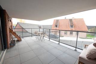 Ruim appartement met ruim terras van 21,5 m² en parkeerplaats te Sint-Eloois-Vijve. <br />Het appartement bevat een ruime leefruimte met open ingerichte keuken (voorzien van inbouwtoestellen), er zijn 3 bergingen/wasplaats aanwezig, 2 slaapkamers, 1 badkamer (met douche en lavabo), toilet apart en een autostaanplaats.<br />Interessant epc: 64 kwh/m²<br /><br />Syndickosten inbegrepen!
