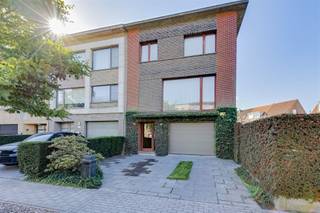 <p><span>Ruime </span><span>HOB op ca 569 m² met grote zuidtuin </span><span>en </span><span>5 slaapkamers</span><span> in een </span><span>rustige woonwijk in Aartselaar</span><span>.</span></p><p><span> </span></p><p><span>Gesitueerd vlakbij het </span><span>centrum</span><span> van</span><span> Aartselaar</span><span>, met winkels, openbaar vervoer en scholen op wandelafstand, maar toch in een rustige residentiële wijk.</span></p><p><span> </span></p><p><span>Deze </span><span>ruime bel-étagewoning</span><span>, met een bruikbare oppervlakte van ongeveer 216m² (cfr EPC), beschikt over </span><span>5 slaapkamers</span><span> en een </span><span>grote gelijkvloerse garage/werkplaats</span><span>.</span></p><p><span>De </span><span>prachtige zuidtuin</span><span> geniet de ganse dag door van de zon en biedt voldoende privacy. Het perceel heeft een </span><span>straatbreedte van maar liefst 24 meter</span><span> en een oprit naar de garage.</span></p><p><span>Tenslotte zijn er nog </span><span>19 zonnepanelen en een thuisbatterij</span><span> die het plaatje afmaken.</span></p><p><span> </span></p><p><span>Indeling</span></p><p><span> </span></p><p><span>Gelijkvloers:</span></p><p><span>- inkomhal </span></p><p><span>- ruime garage / werkplaats met electrische poort</span></p><p><span>- ideaal voor verschillende wagens binnen te plaatsen of om als atelier te gebruiken</span></p><p><span> </span></p><p><span>Eerste verdieping:</span></p><p><span>- inkomhal met gastentoilet</span></p><p><span>- woonkamer en eetkamer die in mekaar doorlopen</span></p><p><span>- geïnstalleerde open keuken </span></p><p><span>- toegang tot het zuidterras van 14 m² (7x2) aan de keuken, met trap naar de tuin</span></p><p><span> </span></p><p><span>Tweede verdieping:</span></p><p><span>- 5 slaapkamers</span></p><p><span>- badkamer met ligbad, lavabo en toilet</span></p><p><span> </span></p><p><span>Troeven</span></p><p><span> </span></p><p><span>- centrale ligging tussen Antwerpen en Brussel</span></p><p><span>- 5 slaapkamers</span></p><p><span>- gezellige open haard in de leefruimte</span></p><p><span>- houten ramen met dubbele beglazing</span></p><p><span>- verwarming op accumulatie</span></p><p><span>- 19 zonnepanelen met thuisbatterij</span></p><p><span>- ruime garage / atelier / werkplaats</span></p><p><span>- beschikbaar bij akte</span></p><p><span> </span></p><p><span>Ben jij geïnteresseerd in dit huis te koop in Aartselaar, ben je op zoek naar ander vastgoed, een investering of wens je de waarde van jouw eigendom te kennen? Dan ben je bij BOLT immo aan het juiste adres! Wij helpen jou graag verder.</span></p><p><span> </span></p><p><span> </span></p>